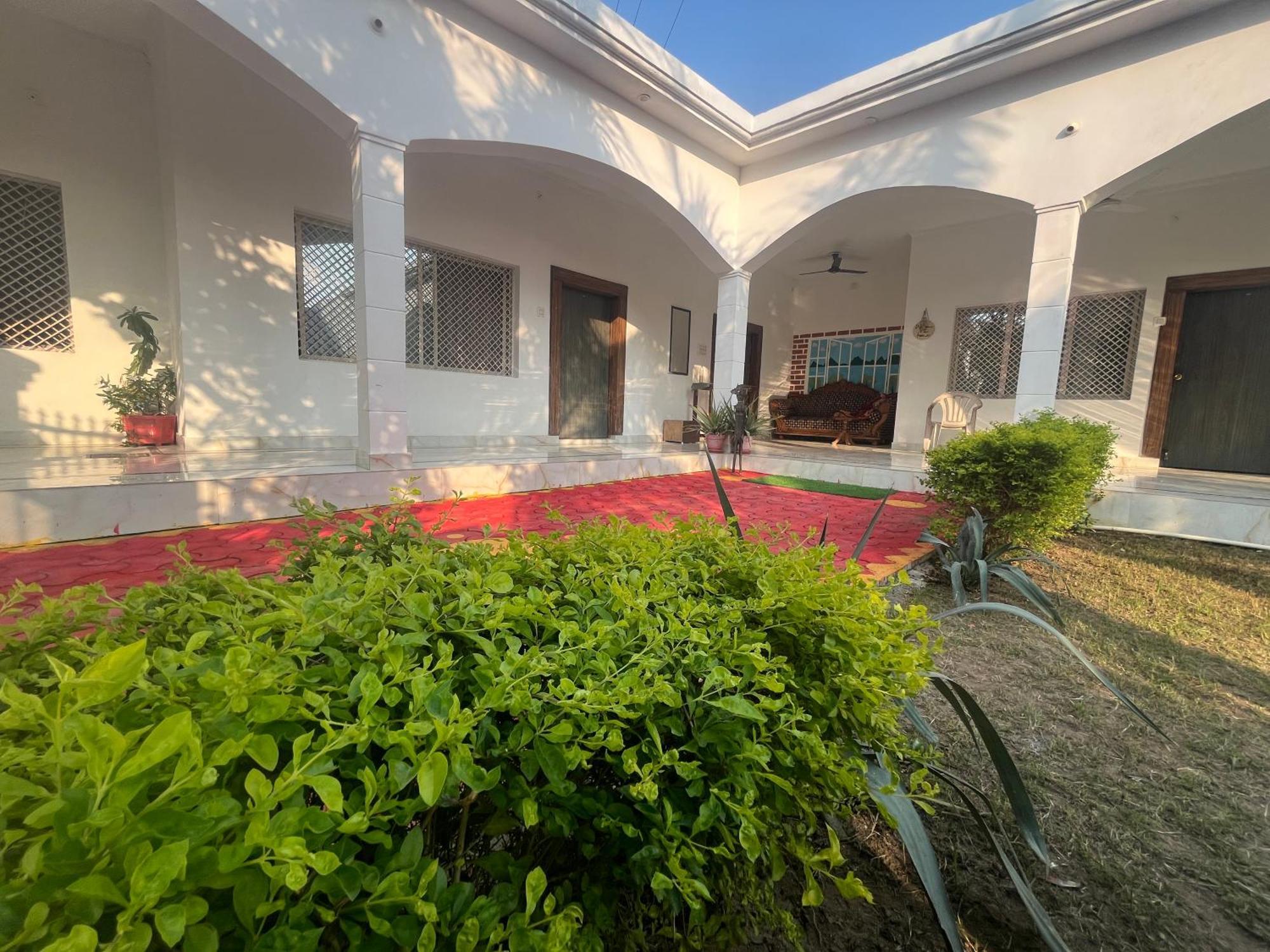 Sunrise Bed & Breakfast Khajuraho Bagian luar foto