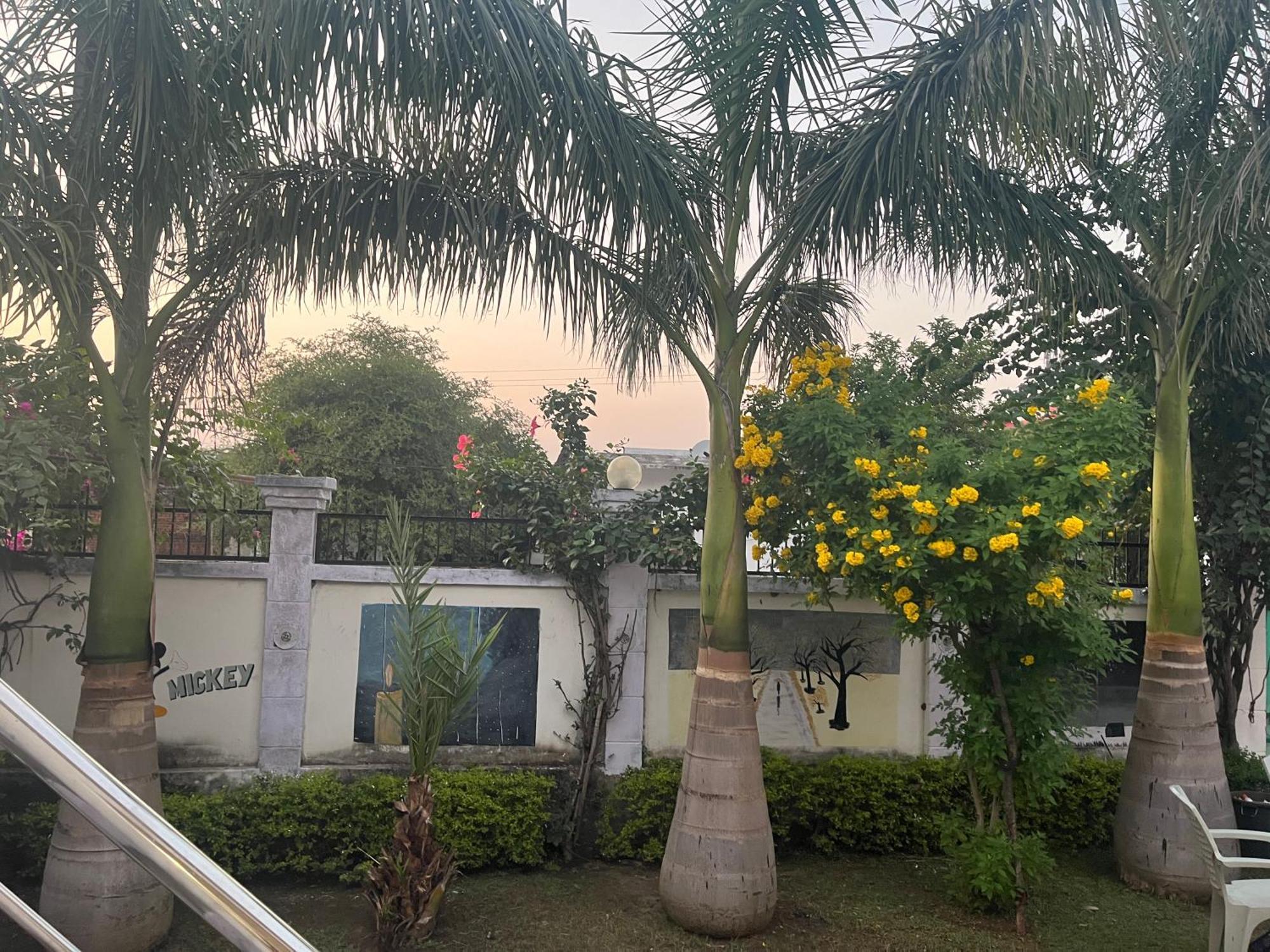 Sunrise Bed & Breakfast Khajuraho Bagian luar foto
