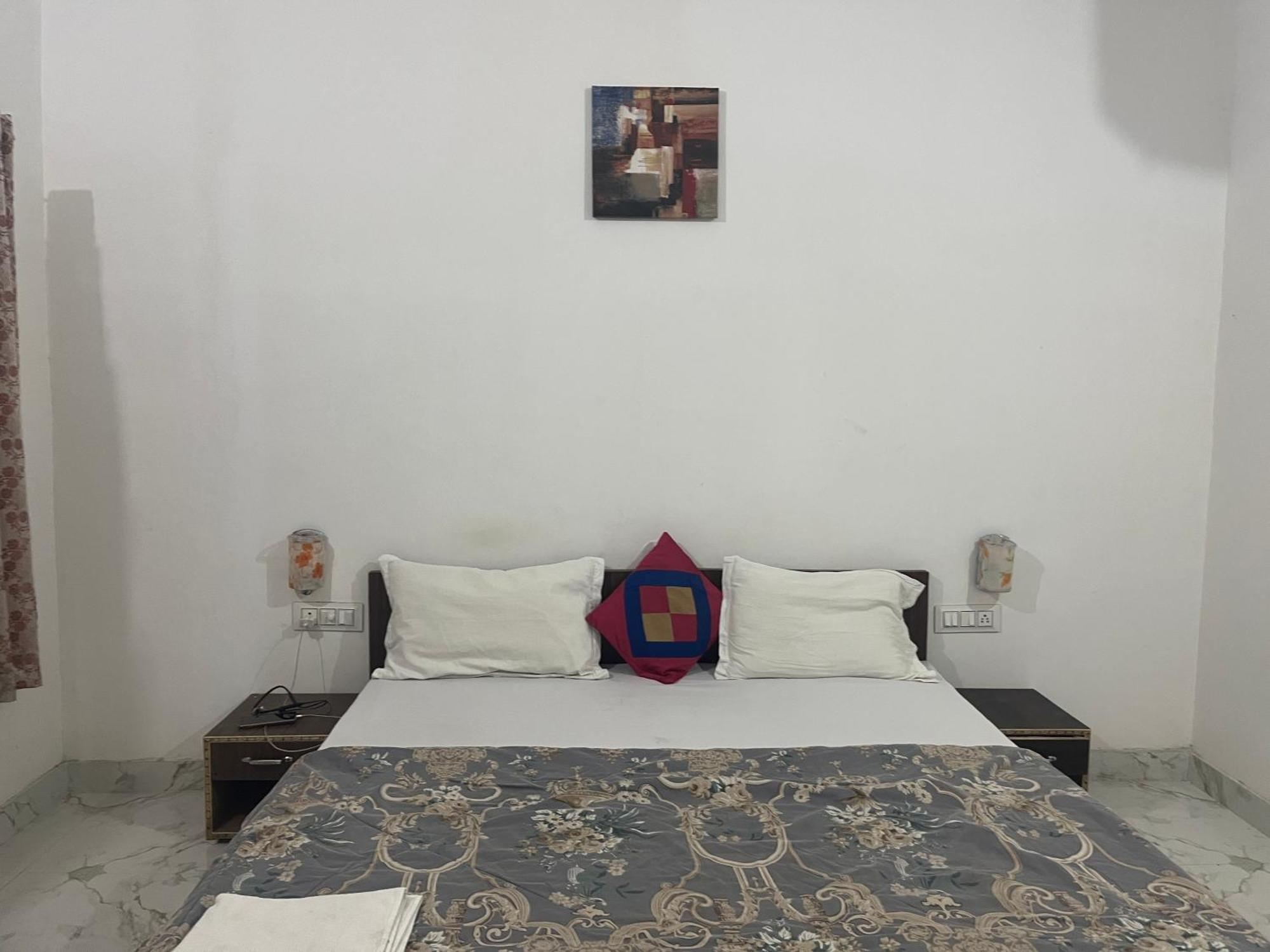 Sunrise Bed & Breakfast Khajuraho Bagian luar foto