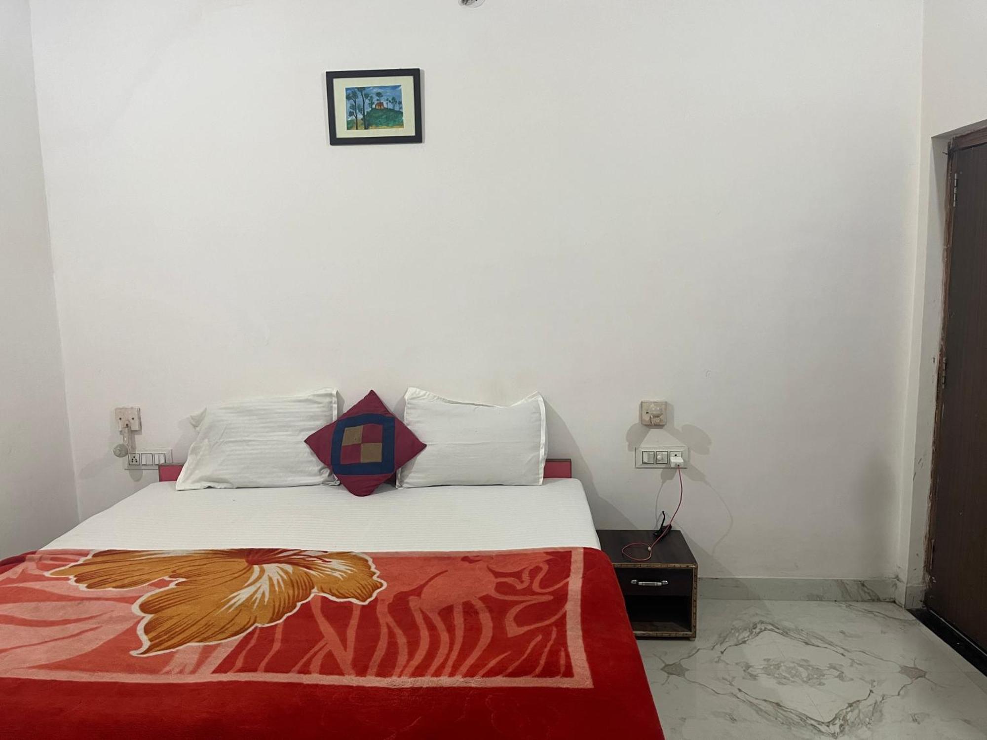 Sunrise Bed & Breakfast Khajuraho Bagian luar foto