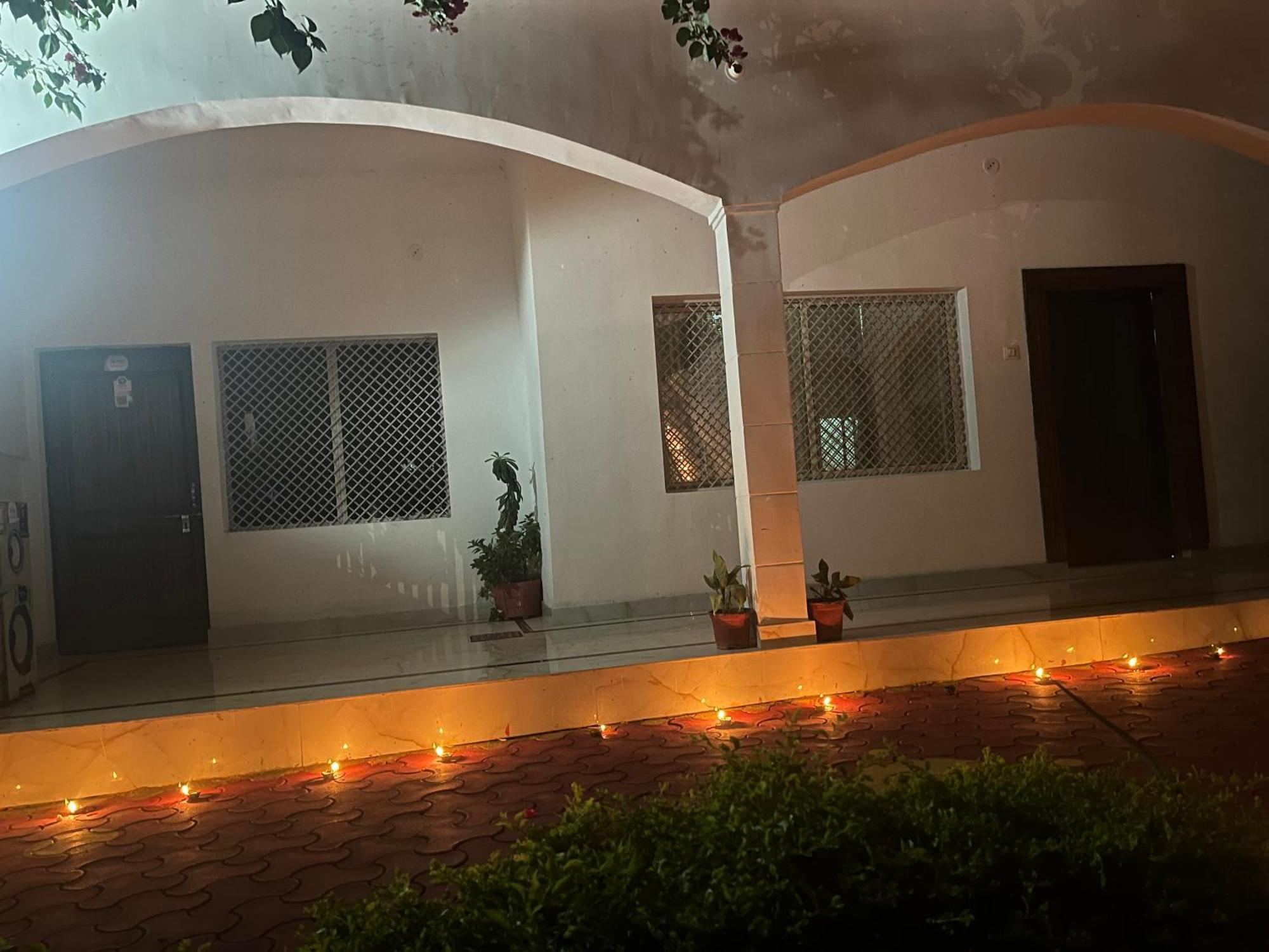 Sunrise Bed & Breakfast Khajuraho Bagian luar foto