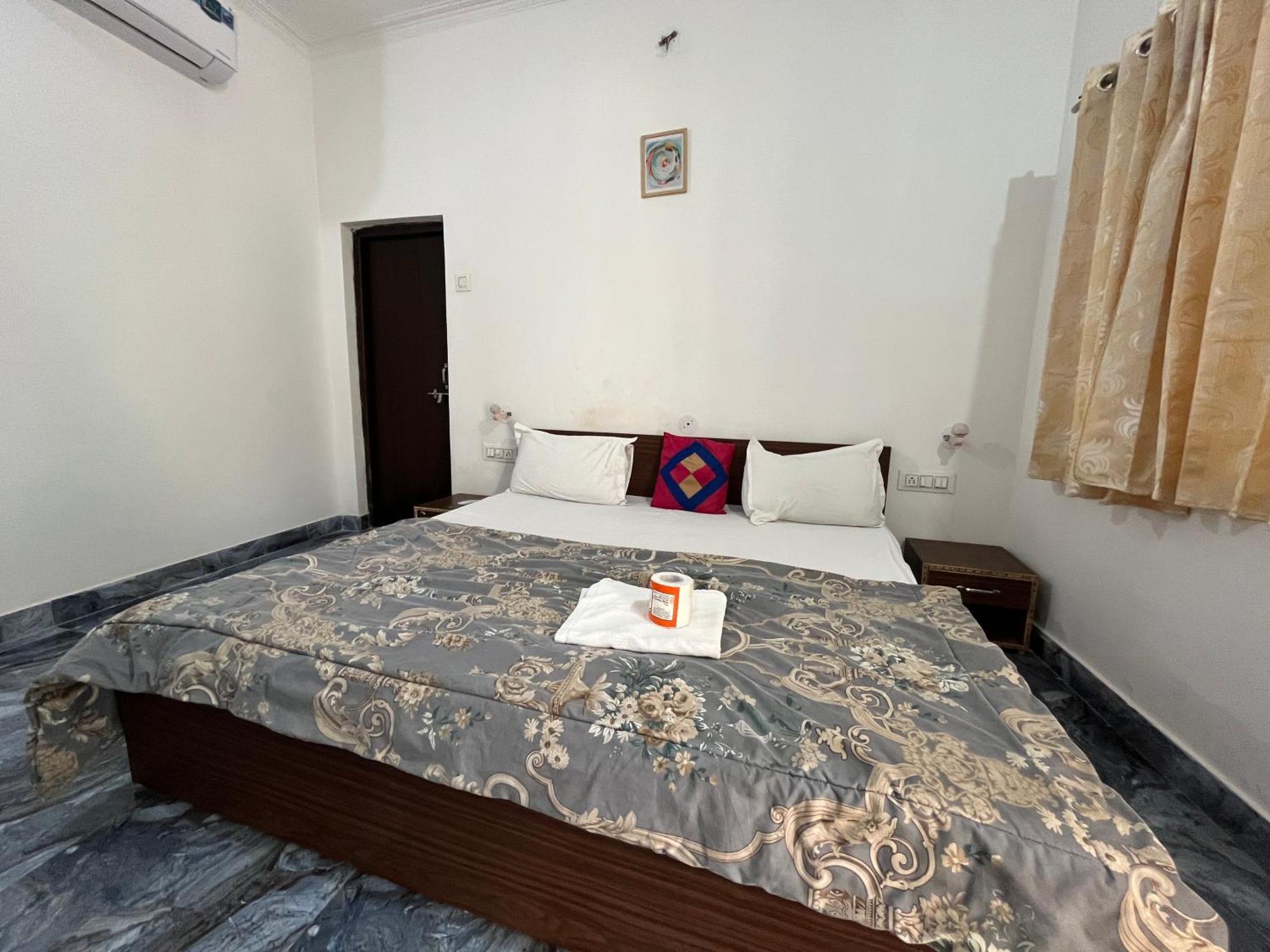 Sunrise Bed & Breakfast Khajuraho Bagian luar foto