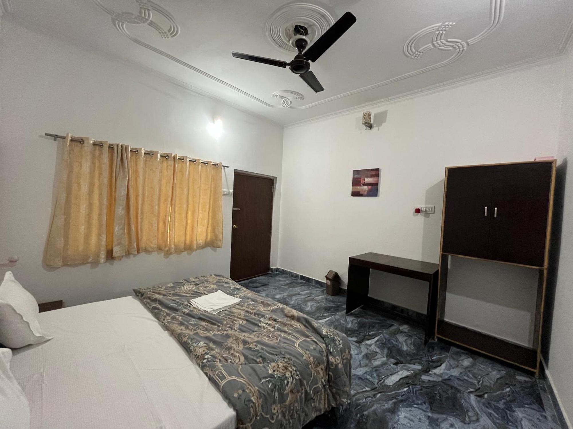 Sunrise Bed & Breakfast Khajuraho Bagian luar foto