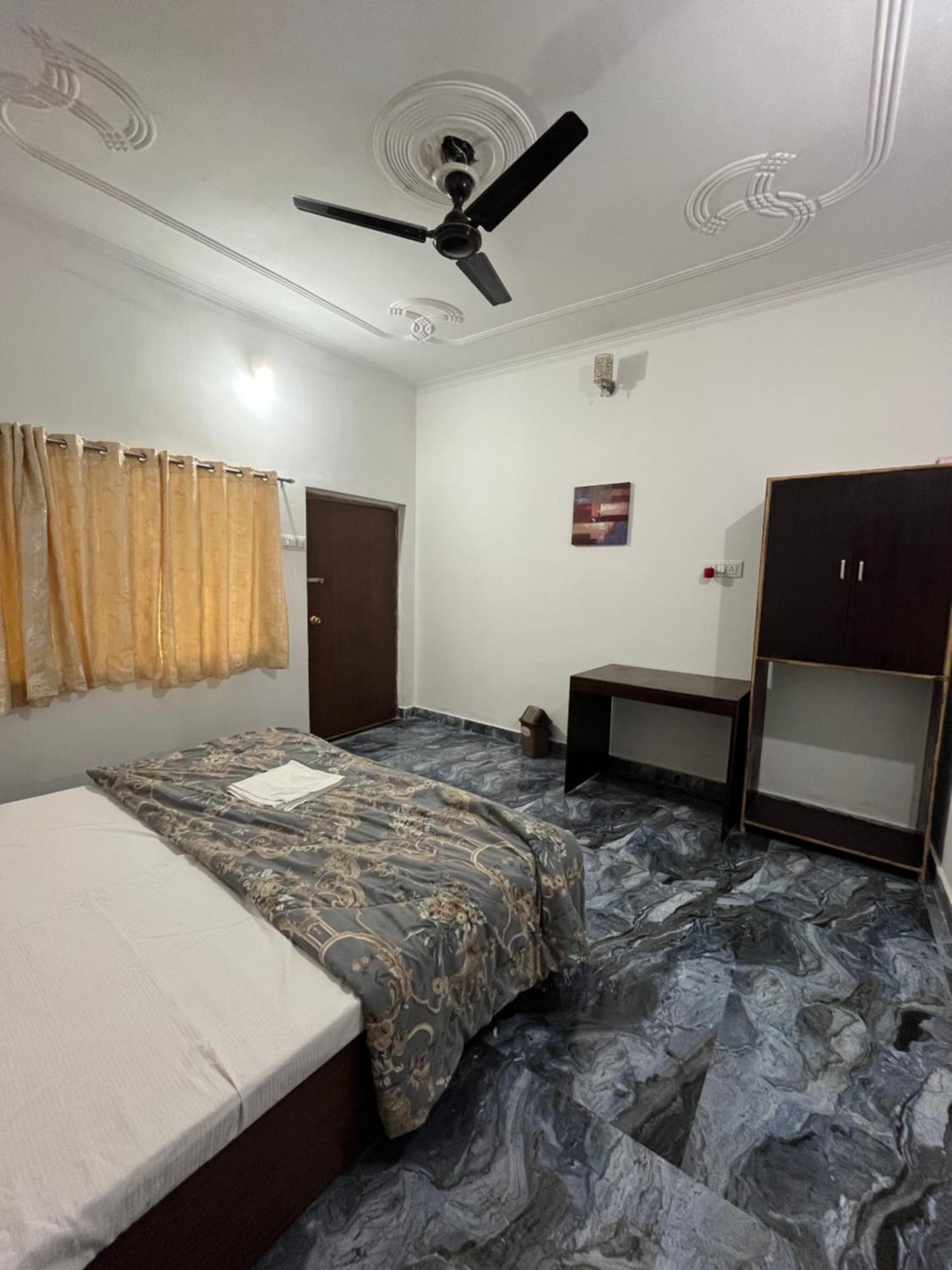 Sunrise Bed & Breakfast Khajuraho Bagian luar foto