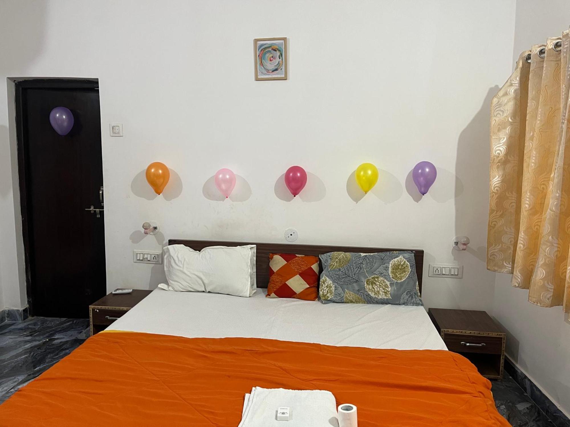 Sunrise Bed & Breakfast Khajuraho Bagian luar foto